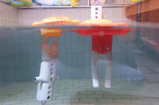 TÜV Rheinland: Bei Schwimmlernhilfen auf Prüfzeichen achten