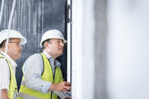 TÜV Rheinland: Sicherheitsunterweisungen am Arbeitsplatz regelmäßig wiederholen