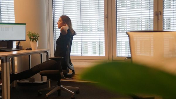 TÜV Rheinland: Ergonomischer Büroarbeitsplatz entlastet Rücken, Nacken und Augen