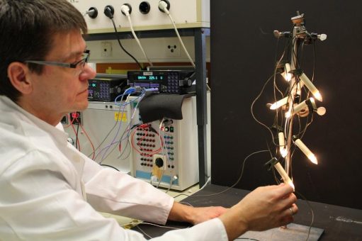 TÜV Rheinland: LED-Technologie bei Weihnachtsschmuck bringt Sicherheit und Kostenersparnis