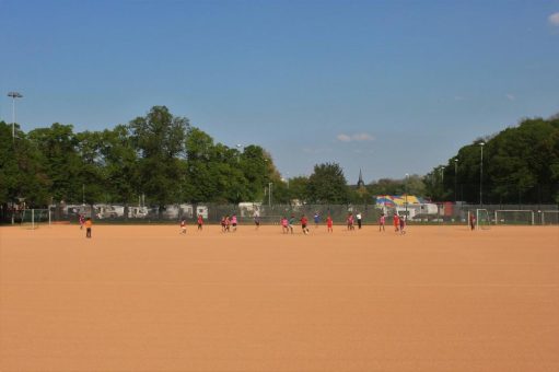 Spielfeldbelag für ungetrübte Spielfreude: GEODUR glänzt mit natürlichen Vorteilen