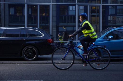 Sicher durch die dunkle Jahreszeit: Reflektoren schützen Fußgänger und Radfahrer