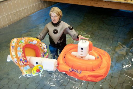 TÜV Rheinland: Bei Schwimmlernhilfen auf Prüfzeichen achten