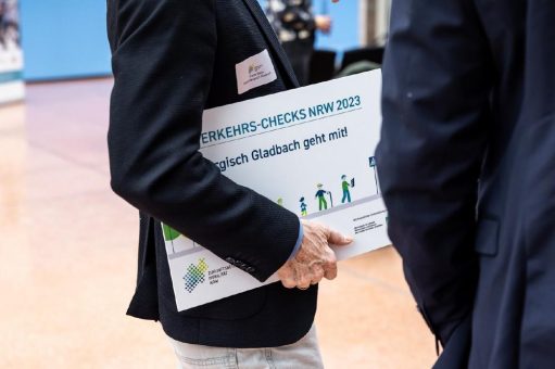 Höhere Aufenthaltsqualität, nachhaltigere Fortbewegung: Zwölf NRW-Kommunen machen den „Fußverkehrs-Check 2023“