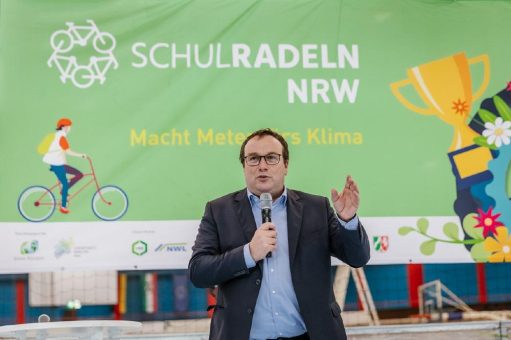 Schülerinnen und Schüler sammeln über acht Millionen Kilometer im Landeswettbewerb “Schulradeln NRW”