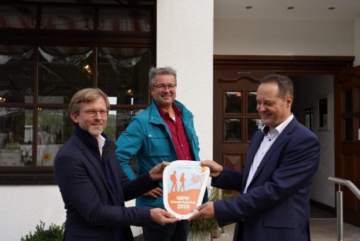 Sondern am Biggesee ist NRW-Wanderbahnhof des Jahres 2020 – Herausgehobene touristische Lage überzeugte die Jury um Wanderexperte Manuel Andrack