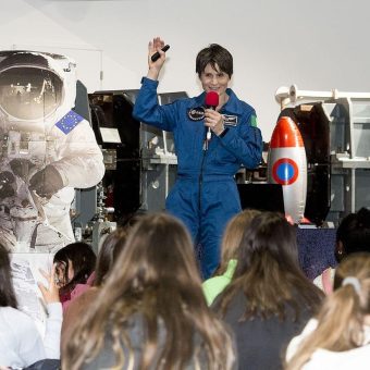 “Fantastisches Rollenvorbild für Frauen und Mädchen“: Astronautin Samantha Cristoforetti beim Girls’ Day im Deutschen Museum Bonn