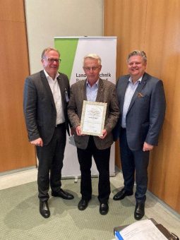 Goldene Ehrennadel für Eckhard Vlach