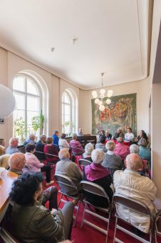 Premierenschaufenster zu Gaëtano Donizettis Oper „Der Liebestrank“