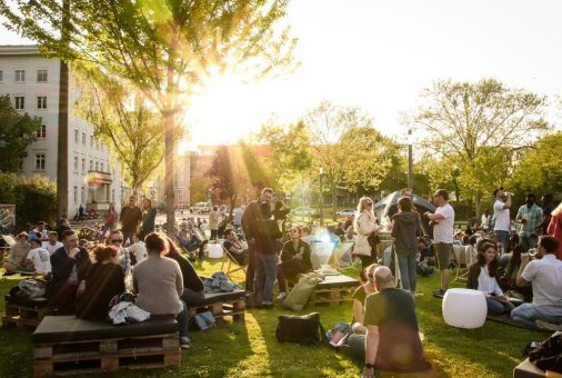 Blaue Stunde lädt zu Wein, Sounds und Winzerbrotzeit vor der Rhein-Mosel-Halle ein