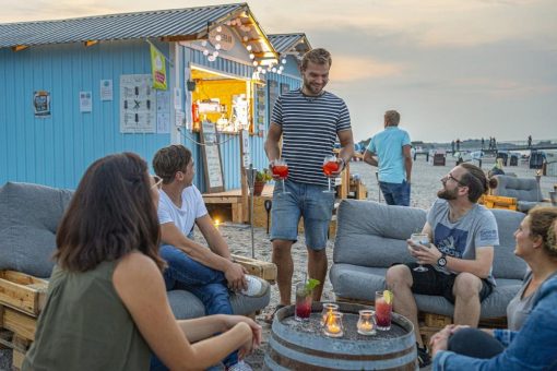 Die Strandbar-Saison ist eröffnet: 6 Tipps zu regionalen Cocktails, Musik und romantischen Sonnenuntergängen an der Ostsee Schleswig-Holstein