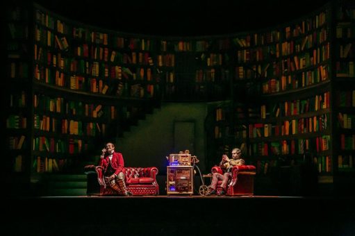 Honold hilft Theater Ulm aus und lagert Bühnenbild für „My Fair Lady“ pro bono ein