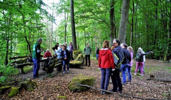 Auf dem „Pfad der Geschichte(n)“ durchs Fischbachtal anlässlich des Naturpark-Wandertags