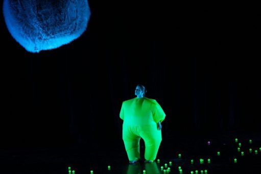 Sa 03. Dez: EINE GESCHICHTE DER WELT (6+) von Dennis Deter & Lea Martini / explore dance – Tanz für junges Publikum