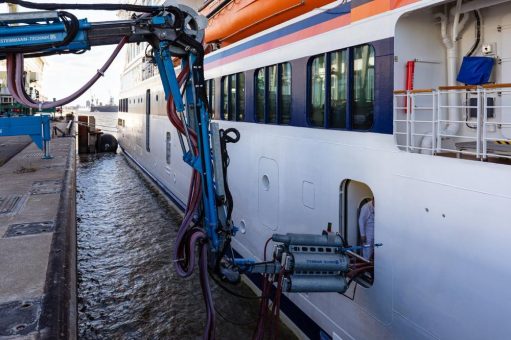 HANSEATIC spirit bezieht erfolgreich Landstrom in Hamburg