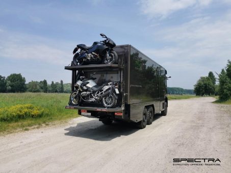 Offroad Reisemobil & Caravan – SPECTRA EXPEDITION stellt ihren neuen Motorrad Doppelstock Hecklift vor