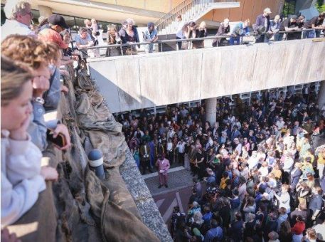 Das Haus der Kulturen der Welt (HKW) feiert seine Wiedereröffnung mit vielen tausend Besucher*innen