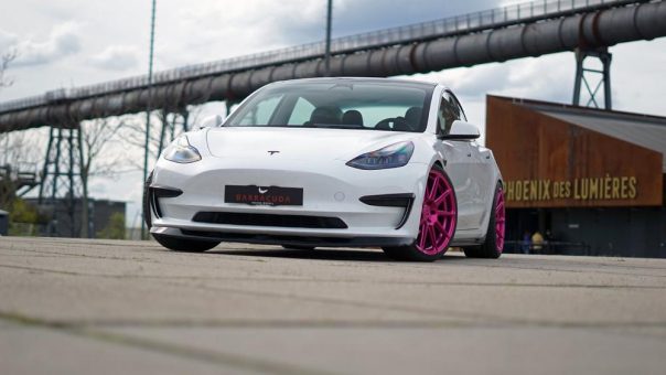 Barracuda meets time2drive: Pinke Project 2.0-Räder am Stromer Tesla Model 3
