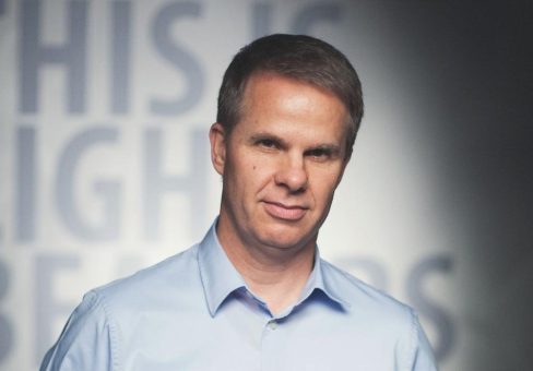 Live-Gottesdienst mit bekanntem Sprecher und Buchautor auf Hope TV