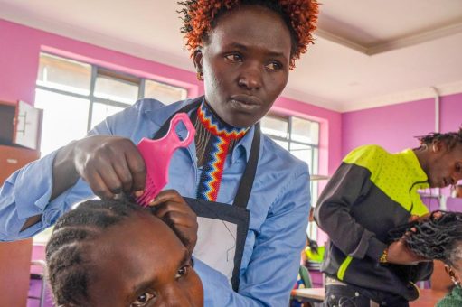 60 Massai Frauen in Kenia auf dem Weg ins Berufsleben