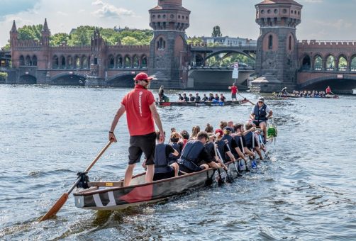 Beim ersten Firmen-Drachenboot-Cup 2023 auf der Spree von teamgeist GmbH und nhow Berlin konnten 4.000 Euro an Strassenkinder e.V. gespendet werden