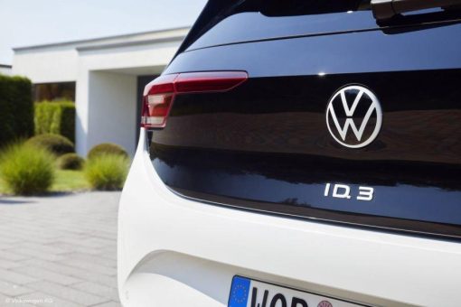 Schwarz-Weiß trifft Hochglanz: PLEXIGLAS® Formmassen setzen Volkswagens Marken-Embleme dauerhaft in Szene