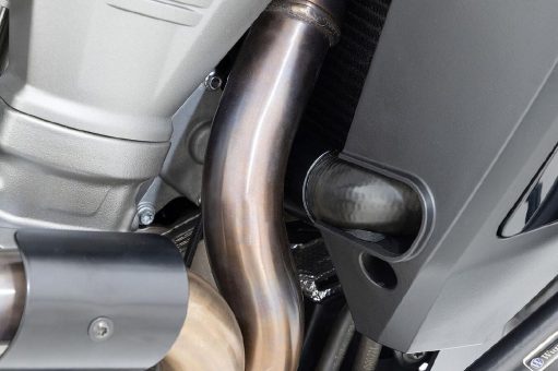 Ausgekocht! Das Wunderlich Hitzeschutzblech für den Wasserkühlerschlauch der Harley-Davidson Pan America – und warum das unscheinbare Teil von Bedeutung ist