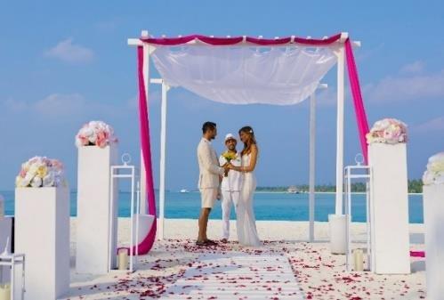„Hochzeit im Paradies: Kandima Maldives bietet unter und über Wasser maßgeschneiderte Hochzeiten für 2 bis 500 Personen!“