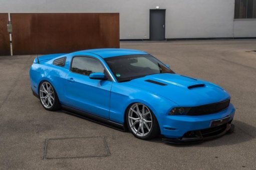 Blue Inferno: Ford Mustang GT Coupé auf 20-zölligen Barracuda Infernos