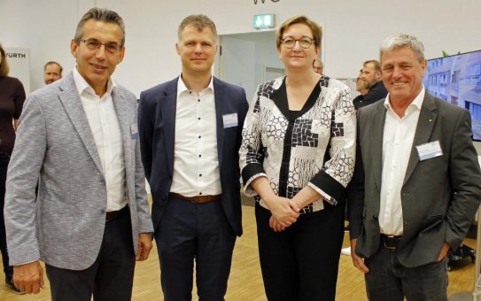 Holzbau mit Rückenwind trotz Baukrise: Bundesminister Geywitz und Özdemir werben für Holz