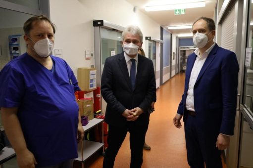 Prof. Dr. Andreas Pinkwart in der DRK-Kinderklinik zu Besuch