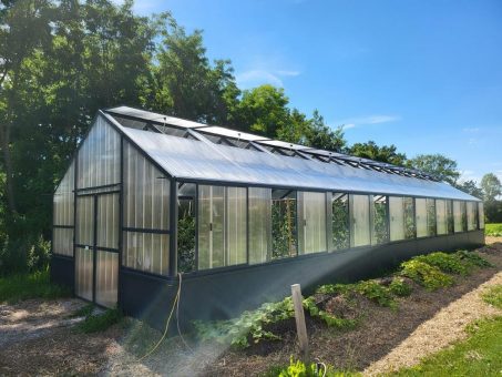 Clever pflücken ohne Bücken – Hochbeet-Gewächshäuser garantieren rückenschonendes Gärtnern und reiche Ernte