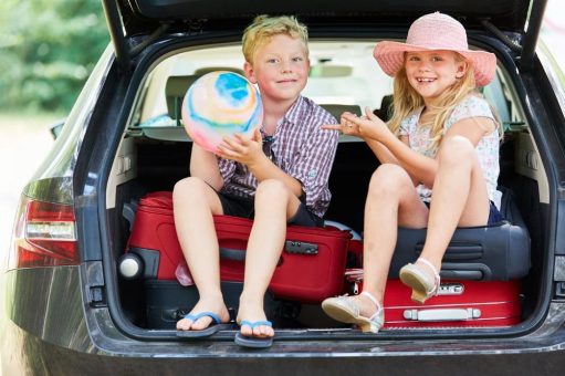 Autofahren mit Kindern leicht gemacht: Tipps gegen Reiseübelkeit und zur Beschäftigung im Auto