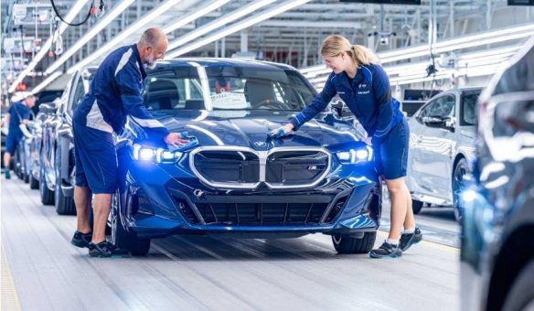 „Acht mal fünf ist 50“. Werk Dingolfing feiert im Jubiläumsjahr Fertigungsstart des BMW i5