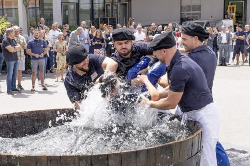 Auszubildende feiern Abschluss mit traditioneller Gautschfeier