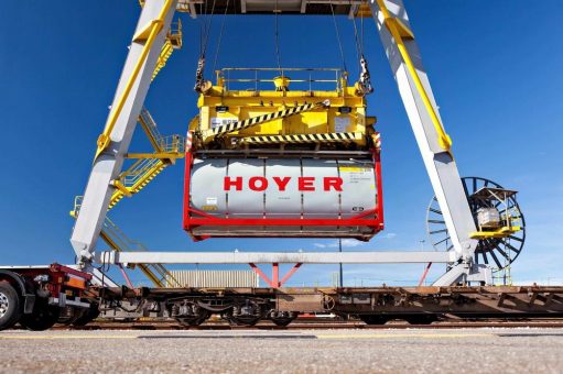 Meilenstein im Intermodalverkehr: HOYER Group und Hupac tauschen erstmals ihre Daten über den Data Hub KV4.0 DX-Intermodal aus