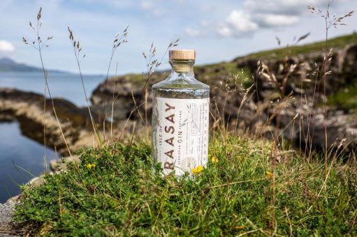 Neuer Look für Raasay Hebridean Gin: Isle of Raasay in und auf der Flasche