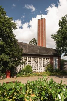 Mit Fördergeldern der GlücksSpirale unterstützt die Deutsche Stiftung Denkmalschutz die Erneuerung des Dachs der Apostelkirche in Harburg