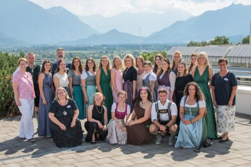 Examen bestanden: Die BG Unfallklinik Murnau feiert 22 frisch gebackene Pflegefachkräfte