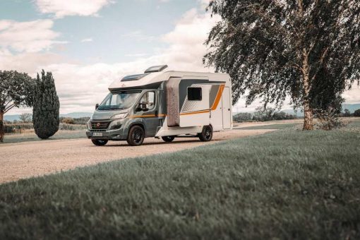 Live auf dem Caravan Salon Düsseldorf: Der Showcar “Lounge” – basierend auf dem Lyseo TD – interpretiert die Bürstner Maxime „klein reisen, groß wohnen“ auf eine andere Weise.