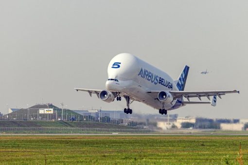 Seltener Gast am Münchner Flughafen: Supertransporter „Beluga“ befördert Rumpfsegmente ins Airbuswerk Finkenwerder