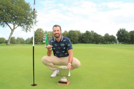 Etchenique gewinnt Staan Open und steigt auf