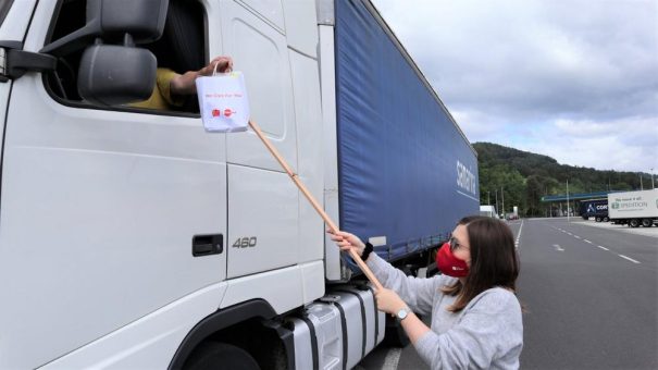 UTA unterstützt Lkw-Fahrer in Österreich mit Schutzmasken und Desinfektionsmitteln