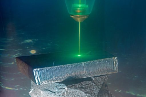 Laser schneidet unter Wasser