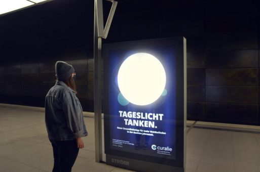 Mit Leuchtplakaten: Curalie hellt Deutschlands Stimmung auf