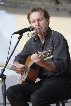 Poetischer Rhythm & Blues mit Roland Berens im Warnemünder Kurhausgarten