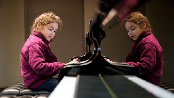 Klavierbaukunst trifft auf Nachwuchsförderung: Deutscher Musikrat würdigt 170-jähriges Bestehen des Unternehmens C. Bechstein