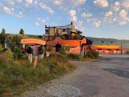 Weingut Hirn feiert 20 Jahre HUNDERTWASSER- Weinparadies