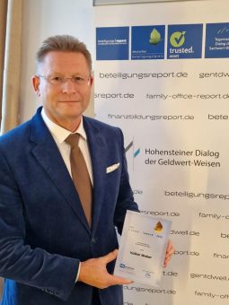 Dr. Philipp Rösler ehrt Volker Weber als „Persönlichkeit des Jahres“