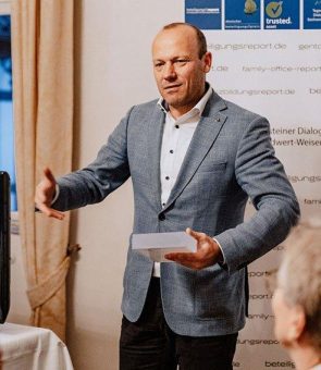 Dr. Frank-B. Werner ehrt Stefan Seewald als „Stiftungsmanager des Jahres“